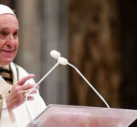 Нападение агрессивной женщины на Папу Франциска