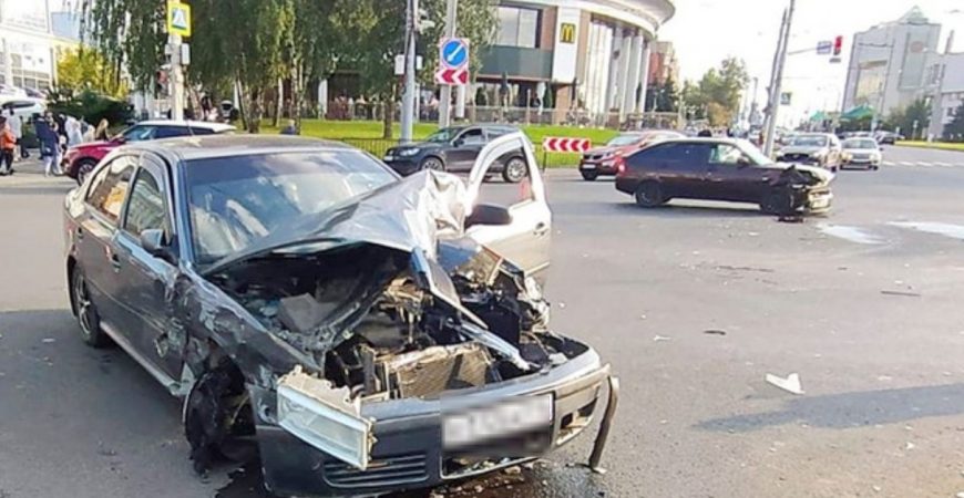 В центре Чебоксар пьяный водитель с ребенком в салоне на скорости влетел в троллейбус